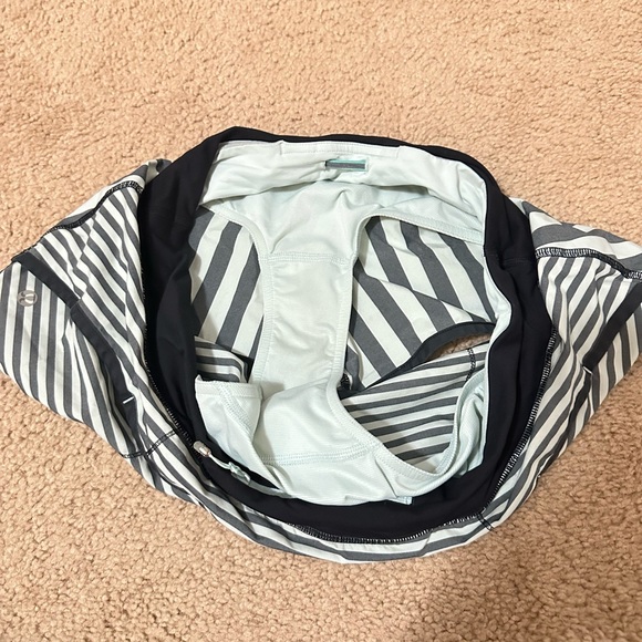 Lululemon Speed Shorts 8 - RARE! - Picture 5 of 6